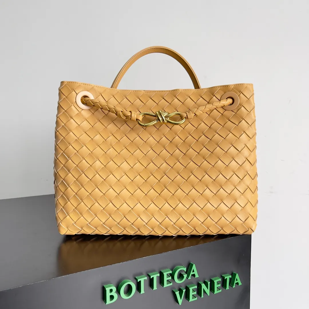 The 2023 new Andiamo batch of 2260 BV has been shipped‼ ️Really popular🔥The new Andiamo woven handbag launched by Bottega Veneta this season is really popular all over the world! ! Celebrities at home and abroad have worn it, and Oscar-winning actress Michelle Yeoh has taken it out on the street. Song Jia, Trai Yara, Yu Feihong, Sanji Ayaka, Rosie Hunting-Whiteley, Yoshioka Riho, etc. have all picked up this bag. It is classic and versatile, showing off its temperament, and the bag capacity is also large, which is very convenient for daily commuting! ! A variety of carrying methods, the shoulder straps can be adjusted by yourself, the original lambskin feels soft and delicate, and the unisex style breaks the gender boundaries and brings a more practical and long-lasting use experience. Andiamo, which has both elegant and casual styles, perfectly interprets the true appearance of "fashionable old money style". Style number: 743572 Size: 32*24*12